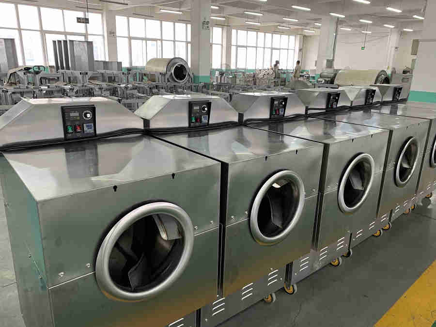 12月19日洛阳客户韩老板来厂考察试机小型电磁炒货机，炒制葵花籽。