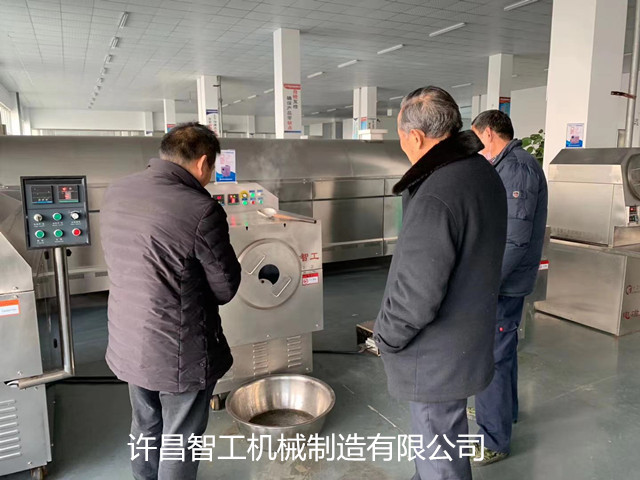 12月18日，河南客户来场试机，订购5-5型炒药材设备