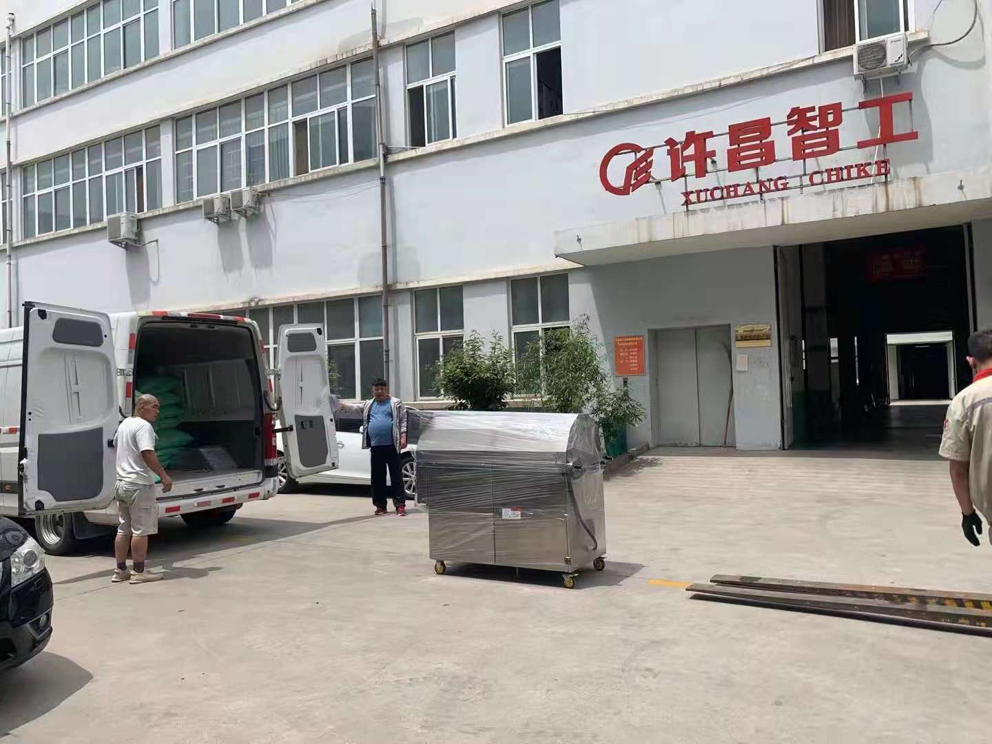 客户现场订购设备装车拉走